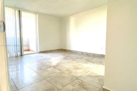 Condo in Hialeah Gardens, Florida, 3 bedrooms  № 2042132 - photo 12