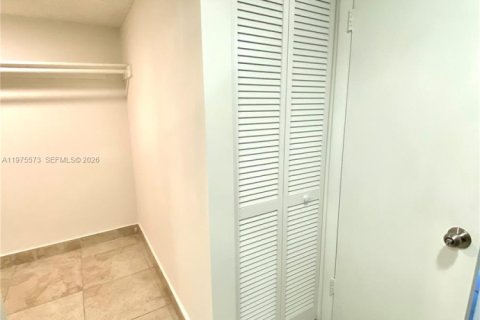 Condo in Hialeah Gardens, Florida, 3 bedrooms  № 2042132 - photo 17