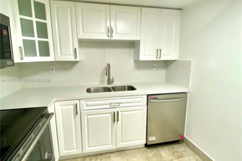 Condo in Hialeah Gardens, Florida, 3 bedrooms  № 2042132 - photo 6
