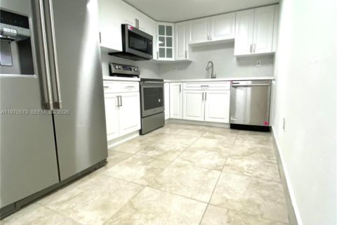 Condo in Hialeah Gardens, Florida, 3 bedrooms  № 2042132 - photo 3
