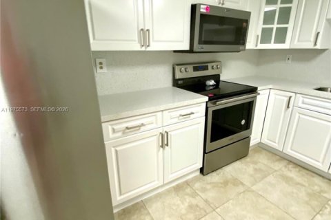 Condo in Hialeah Gardens, Florida, 3 bedrooms  № 2042132 - photo 4
