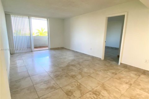 Condo in Hialeah Gardens, Florida, 3 bedrooms  № 2042132 - photo 10