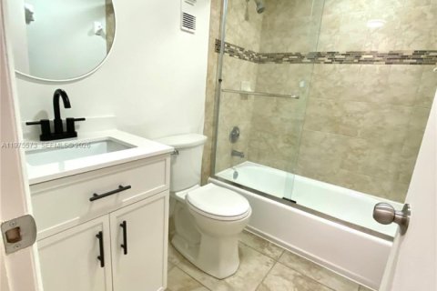 Condo in Hialeah Gardens, Florida, 3 bedrooms  № 2042132 - photo 24