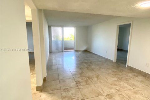 Condo in Hialeah Gardens, Florida, 3 bedrooms  № 2042132 - photo 9