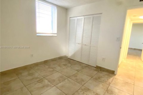 Condo in Hialeah Gardens, Florida, 3 bedrooms  № 2042132 - photo 22