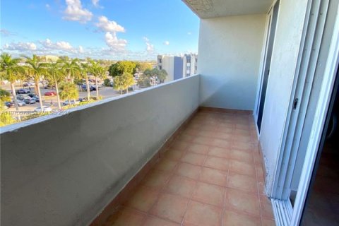 Condo in Hialeah Gardens, Florida, 3 bedrooms  № 2042132 - photo 11