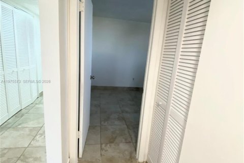 Condo in Hialeah Gardens, Florida, 3 bedrooms  № 2042132 - photo 20