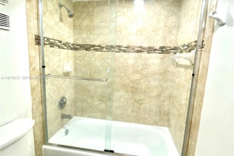 Condo in Hialeah Gardens, Florida, 3 bedrooms  № 2042132 - photo 23