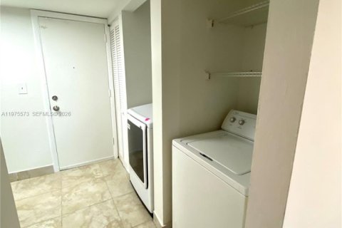 Condo in Hialeah Gardens, Florida, 3 bedrooms  № 2042132 - photo 7