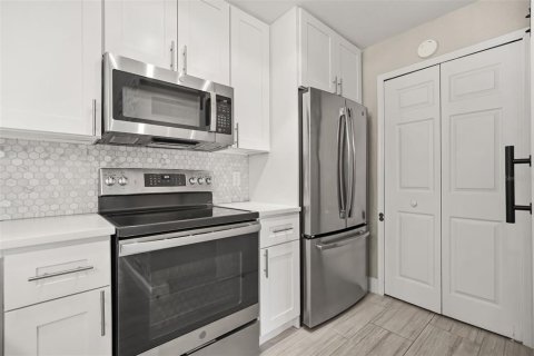 Condo in Orlando, Florida, 2 bedrooms  № 2207956 - photo 9