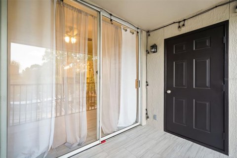 Condo in Orlando, Florida, 2 bedrooms  № 2207956 - photo 21