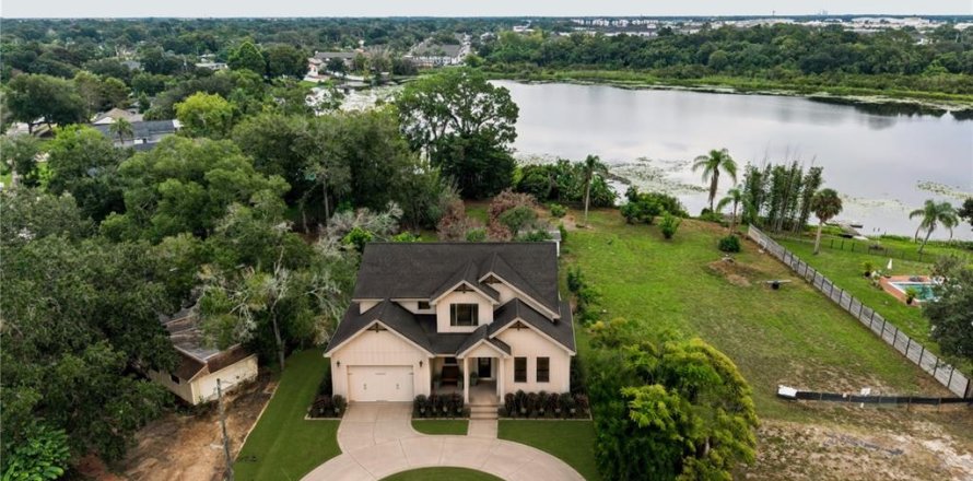 House in Orlando, Florida 5 bedrooms, 320.51 sq.m. № 2354864