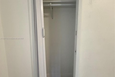 Снять в аренду виллу или дом в Норт-Майами, Флорида 2 спальни, 115.38м2, № 1933750 - фото 20