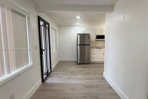 Снять в аренду виллу или дом в Норт-Майами, Флорида 2 спальни, 115.38м2, № 1933750 - фото 18