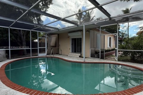 Снять в аренду виллу или дом в Норт-Майами, Флорида 2 спальни, 115.38м2, № 1933750 - фото 1