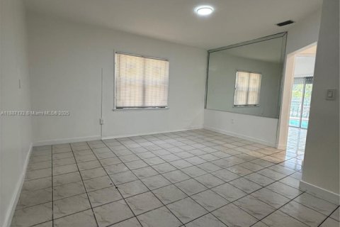 Снять в аренду виллу или дом в Норт-Майами, Флорида 2 спальни, 115.38м2, № 1933750 - фото 4