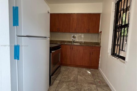 Снять в аренду виллу или дом в Норт-Майами, Флорида 2 спальни, 115.38м2, № 1933750 - фото 2