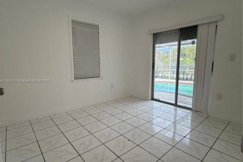 Снять в аренду виллу или дом в Норт-Майами, Флорида 2 спальни, 115.38м2, № 1933750 - фото 7