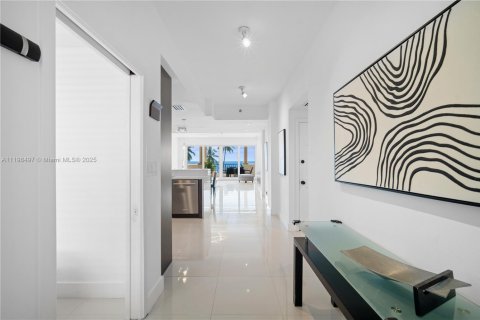 Condominio en alquiler en Fisher Island, Florida, 3 dormitorios, 170.75 m2 № 2076940 - foto 4