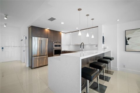 Condominio en alquiler en Fisher Island, Florida, 3 dormitorios, 170.75 m2 № 2076940 - foto 8