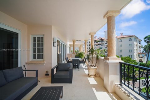 Condominio en alquiler en Fisher Island, Florida, 3 dormitorios, 170.75 m2 № 2076940 - foto 30