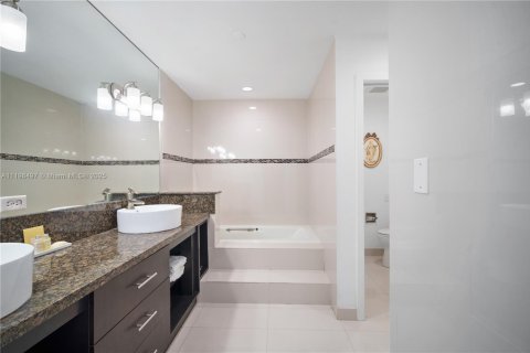 Condominio en alquiler en Fisher Island, Florida, 3 dormitorios, 170.75 m2 № 2076940 - foto 26