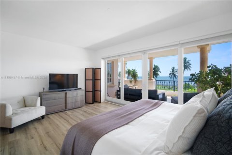 Condominio en alquiler en Fisher Island, Florida, 3 dormitorios, 170.75 m2 № 2076940 - foto 24