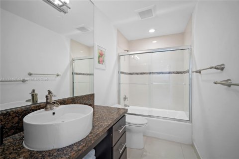 Condominio en alquiler en Fisher Island, Florida, 3 dormitorios, 170.75 m2 № 2076940 - foto 19