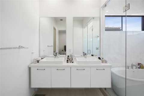 Villa ou maison à vendre à Doral, Floride: 4 chambres, 209.68 m2 № 2060103 - photo 17