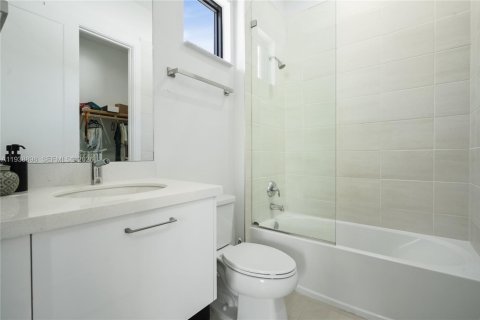 Villa ou maison à vendre à Doral, Floride: 4 chambres, 209.68 m2 № 2060103 - photo 28