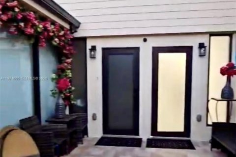 Appartement à louer à Miami, Floride: 2 chambres, 83.61 m2 № 2032422 - photo 2