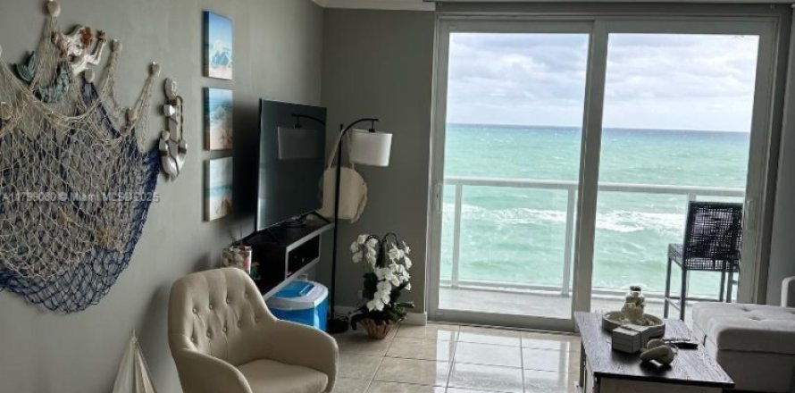Estudio en el Condominio en Sunny Isles Beach, Florida  № 1938364