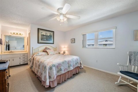 Condo in Indian Shores, Florida, 2 bedrooms  № 2108205 - photo 16