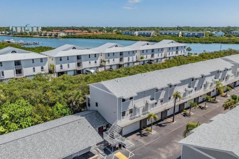 Condo in Indian Shores, Florida, 2 bedrooms  № 2108205 - photo 26