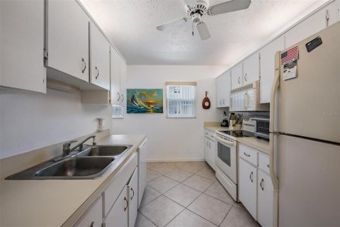Condo in Indian Shores, Florida, 2 bedrooms  № 2108205 - photo 12