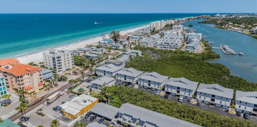 Condo in Indian Shores, Florida, 2 bedrooms  № 2108205