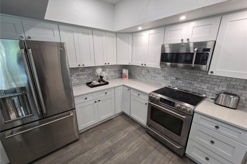 Townhouse in Saint Pete Beach, Florida 3 bedrooms, 219.81 sq.m. № 1917558 - photo 14