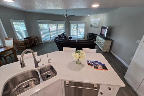 Townhouse in Saint Pete Beach, Florida 3 bedrooms, 219.81 sq.m. № 1917558 - photo 9