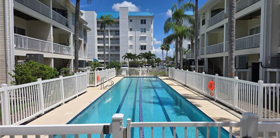 Adosado en Saint Pete Beach, Florida 3 dormitorios, 219.81 m2 № 1917558