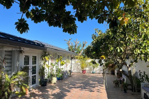 House in Miami, Florida 4 bedrooms, 195.47 sq.m. № 1993083 - photo 18