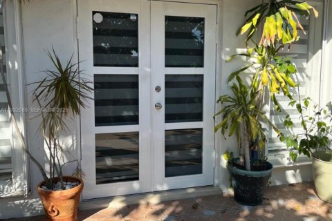 House in Miami, Florida 4 bedrooms, 195.47 sq.m. № 1993083 - photo 19