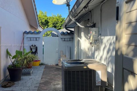 House in Miami, Florida 4 bedrooms, 195.47 sq.m. № 1993083 - photo 21