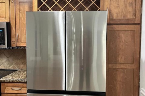 House in Miami, Florida 4 bedrooms, 195.47 sq.m. № 1993083 - photo 13