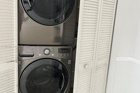 House in Miami, Florida 4 bedrooms, 195.47 sq.m. № 1993083 - photo 10