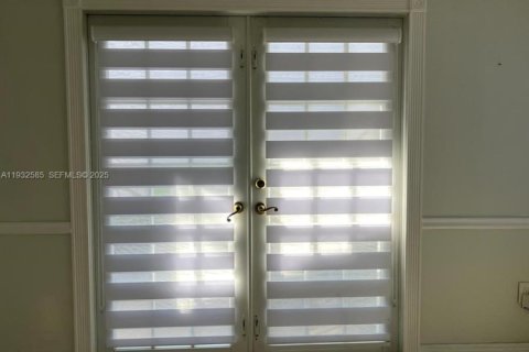 House in Miami, Florida 4 bedrooms, 195.47 sq.m. № 1993083 - photo 11