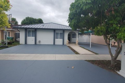 House in Miami, Florida 4 bedrooms, 195.47 sq.m. № 1993083 - photo 5