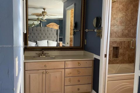 House in Miami, Florida 4 bedrooms, 195.47 sq.m. № 1993083 - photo 22