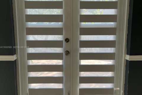 House in Miami, Florida 4 bedrooms, 195.47 sq.m. № 1993083 - photo 7