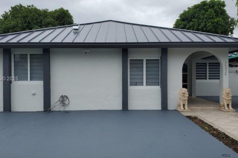 House in Miami, Florida 4 bedrooms, 195.47 sq.m. № 1993083 - photo 1