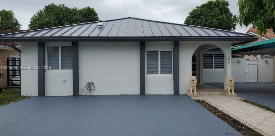 House in Miami, Florida 4 bedrooms, 195.47 sq.m. № 1993083